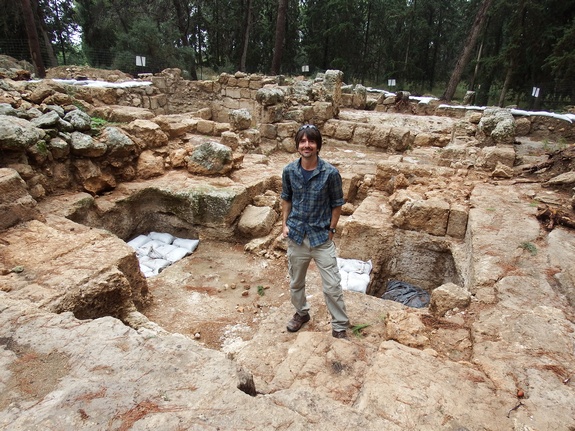 El arqueólogo israelí Amit Reem en la Tumba de los Macabeos. Sus excavaciones sugieren que probablemente sea aquí donde los primeros cristianos creían que se encontraba la tumba. Sin embargo, se necesitan más excavaciones en el lugar para demostrarlo definitivamente.