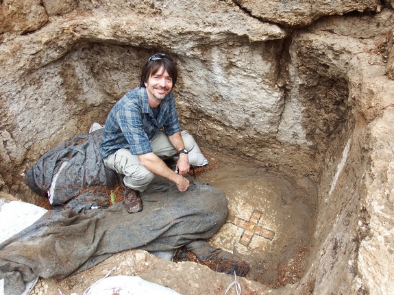 Un mosaico con una cruz que marca el lugar donde los primeros cristianos creían que se encontraba la tumba de los Macabeos. En este lugar, posteriormente, los musulmanes rindieron culto a una higuera “sagrada”. En 1948 sirvió de trinchera donde un soldado israelí sacrificó su vida defendiendo el naciente Estado durante la Guerra de la Independencia de Israel.