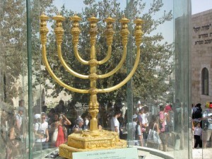 Perlas de la Torá, Éxodo 25:1-27:19, candelabrum, Menorah, Tabernáculo, Templo, Torah Pearls, torah portion, Temple Institute, menorah